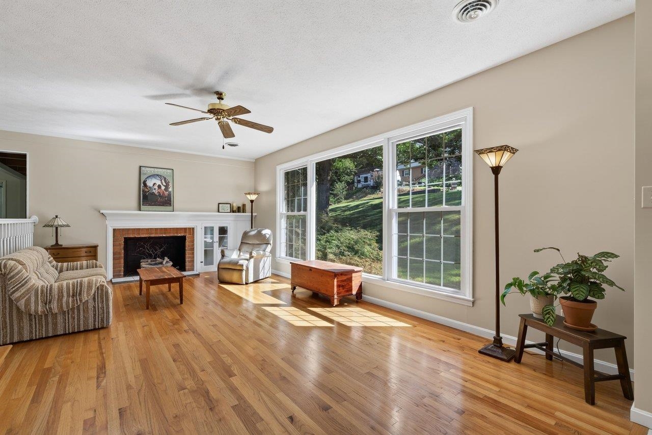 1222 WOODCREST CIR