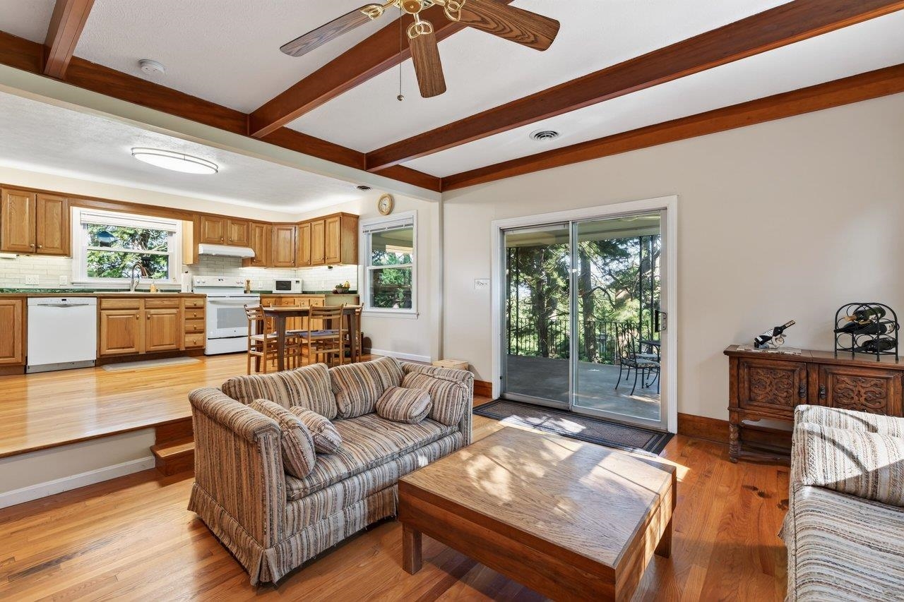 1222 WOODCREST CIR