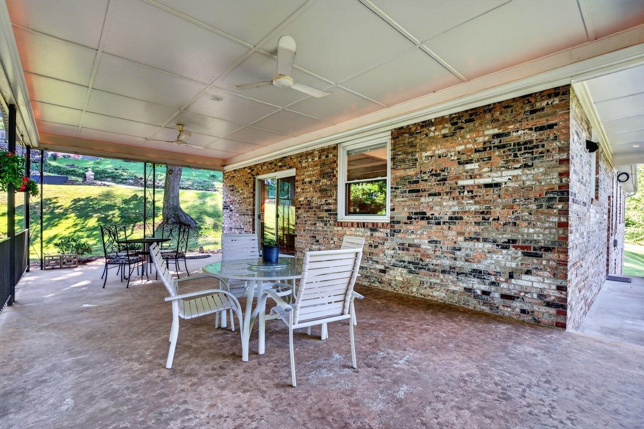 1222 WOODCREST CIR