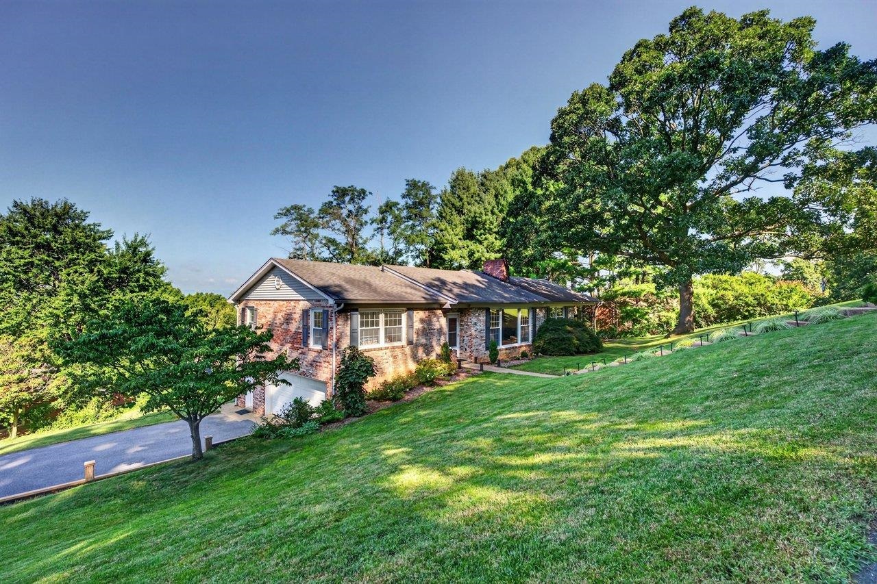 1222 WOODCREST CIR