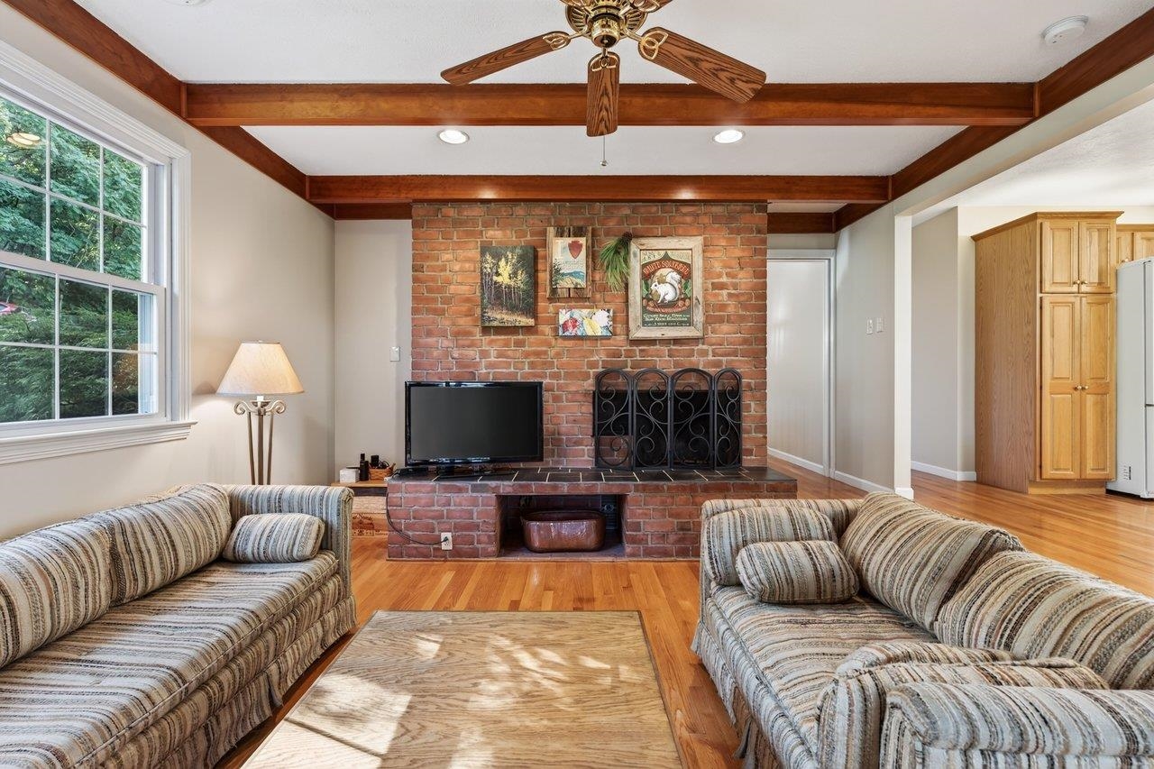 1222 WOODCREST CIR
