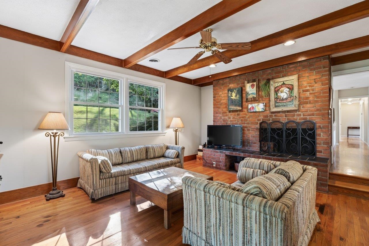1222 WOODCREST CIR