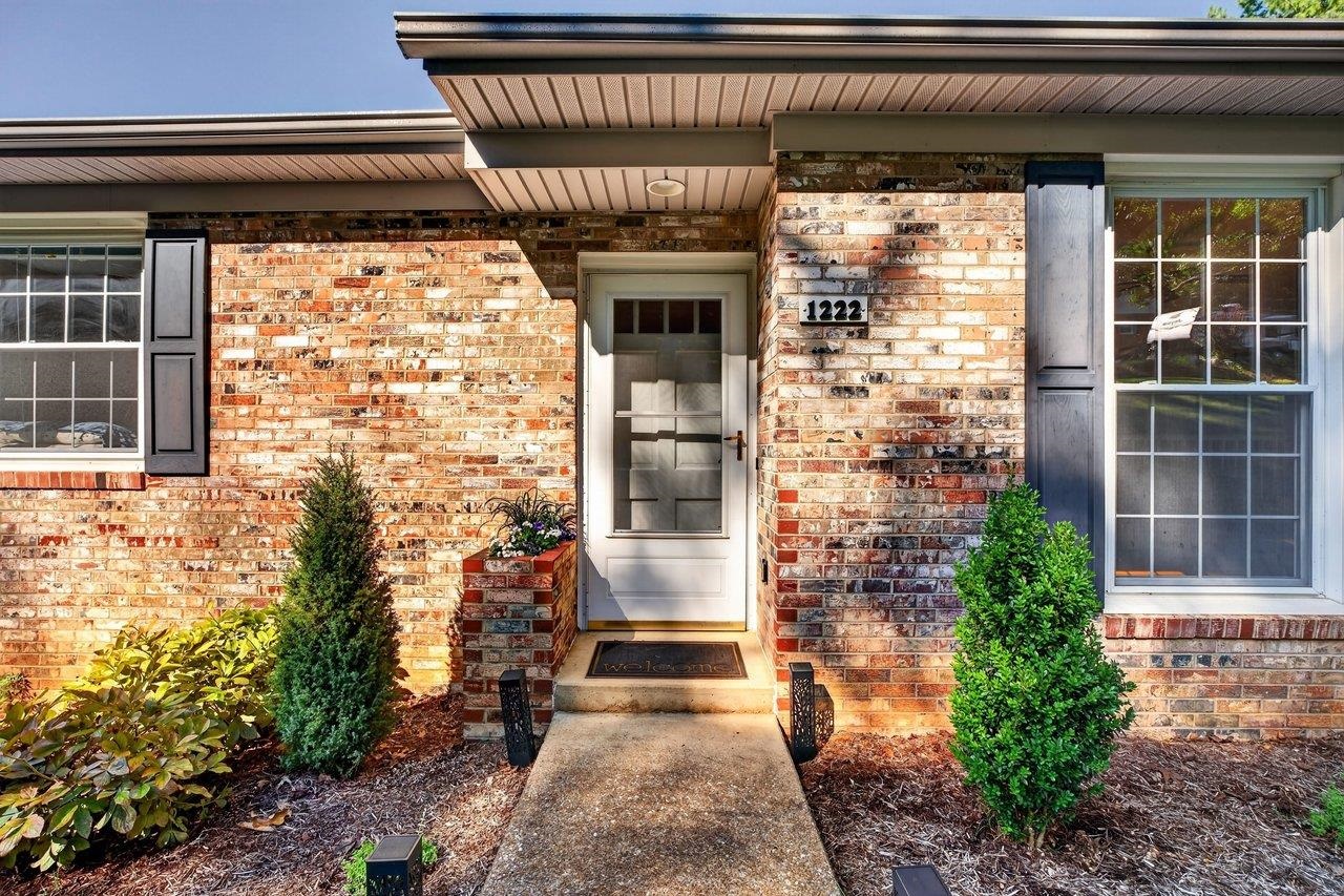 1222 WOODCREST CIR