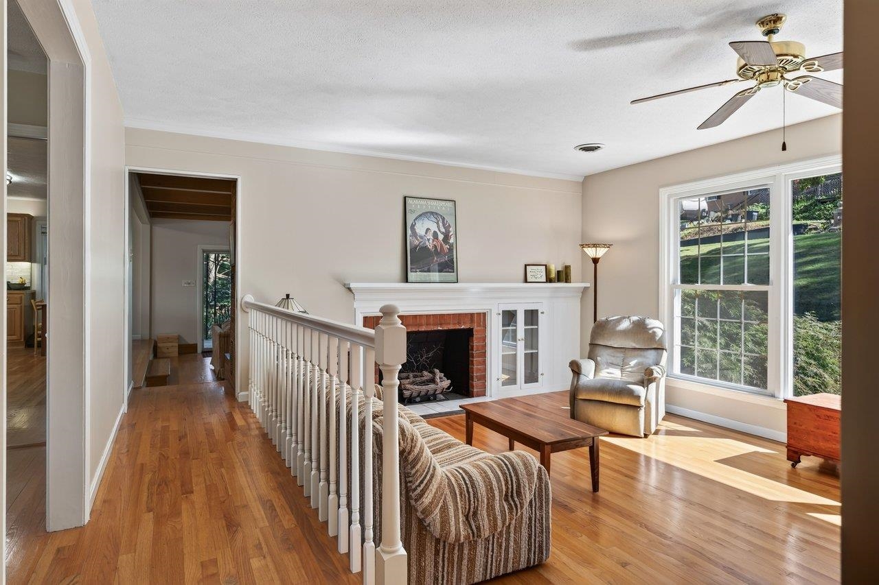 1222 WOODCREST CIR