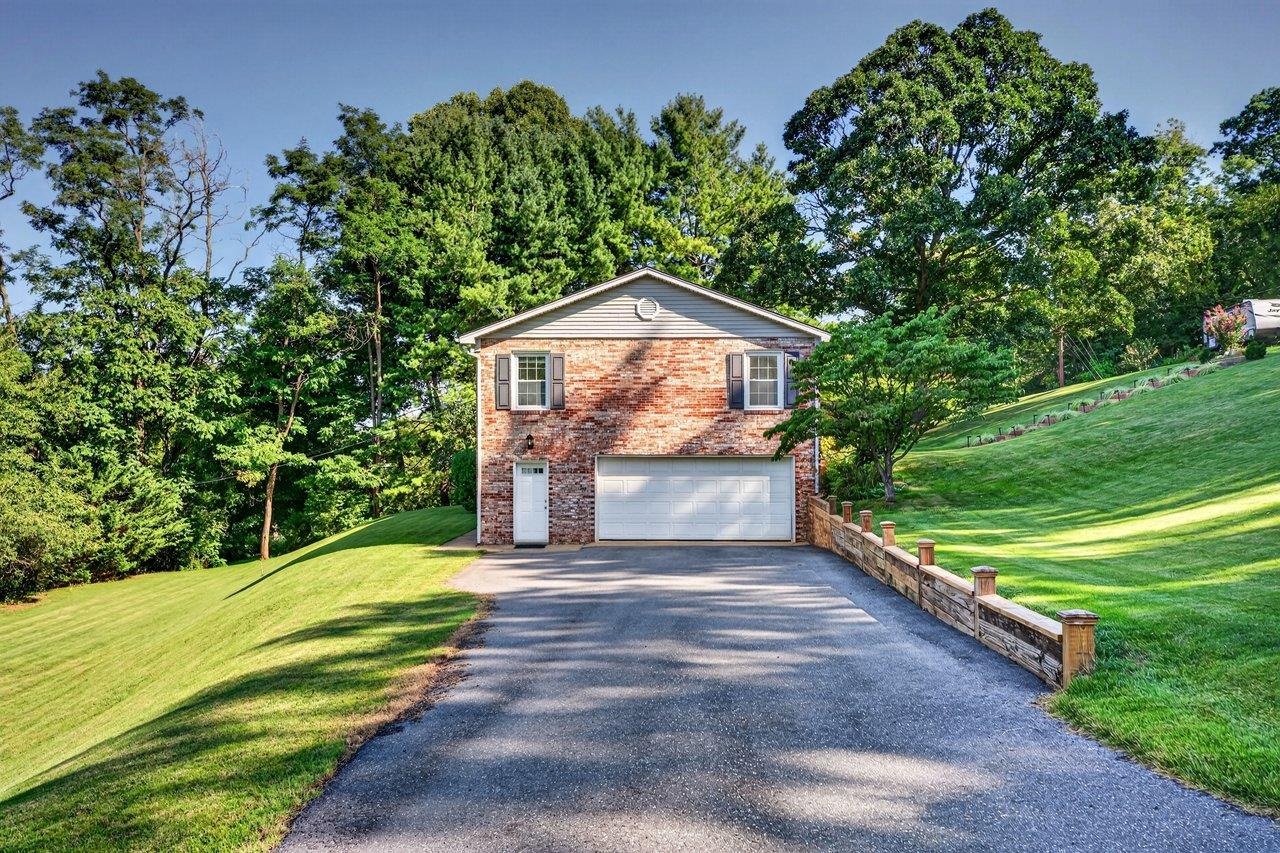 1222 WOODCREST CIR