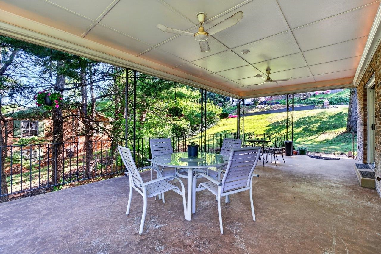 1222 WOODCREST CIR