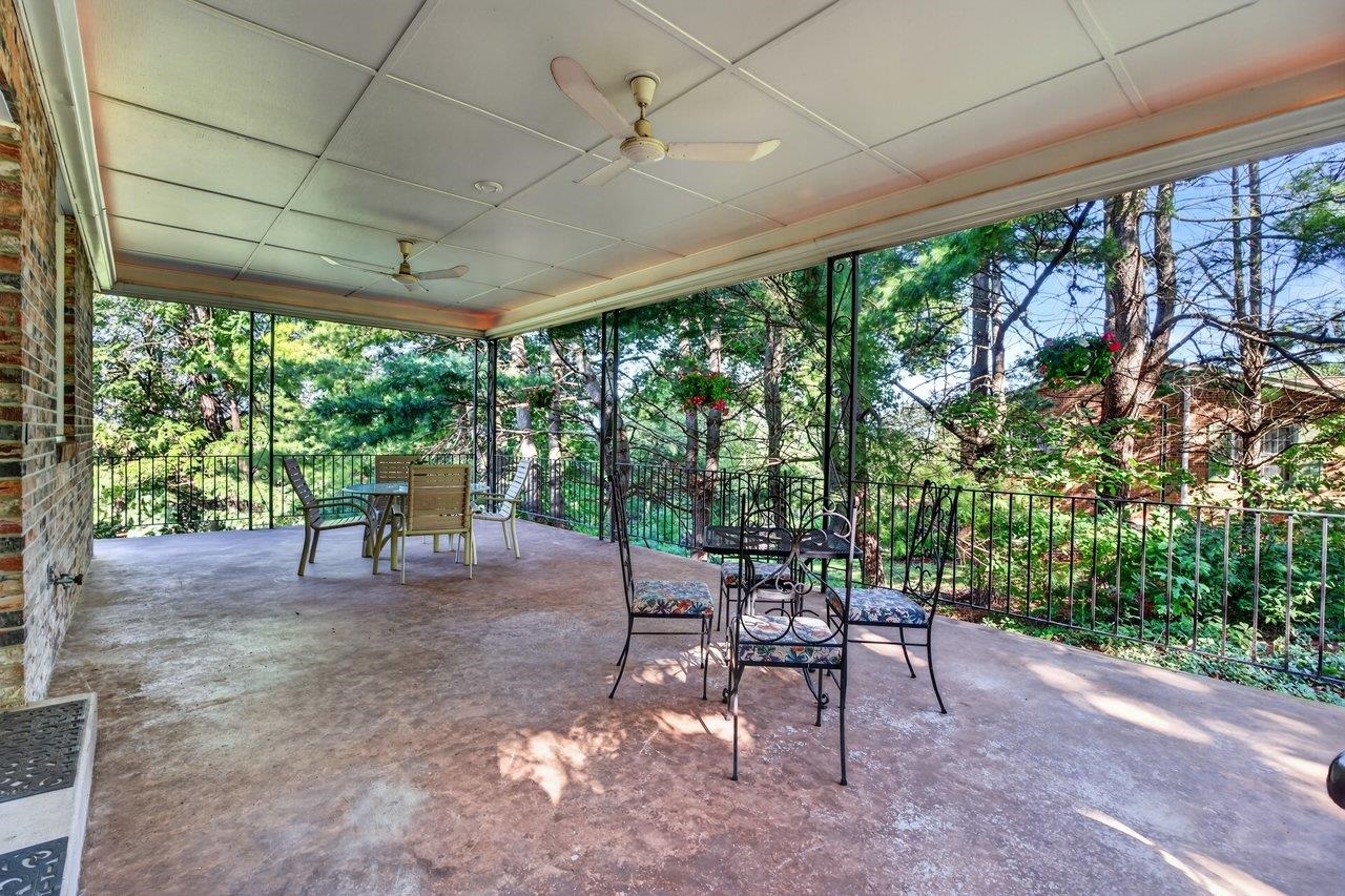 1222 WOODCREST CIR