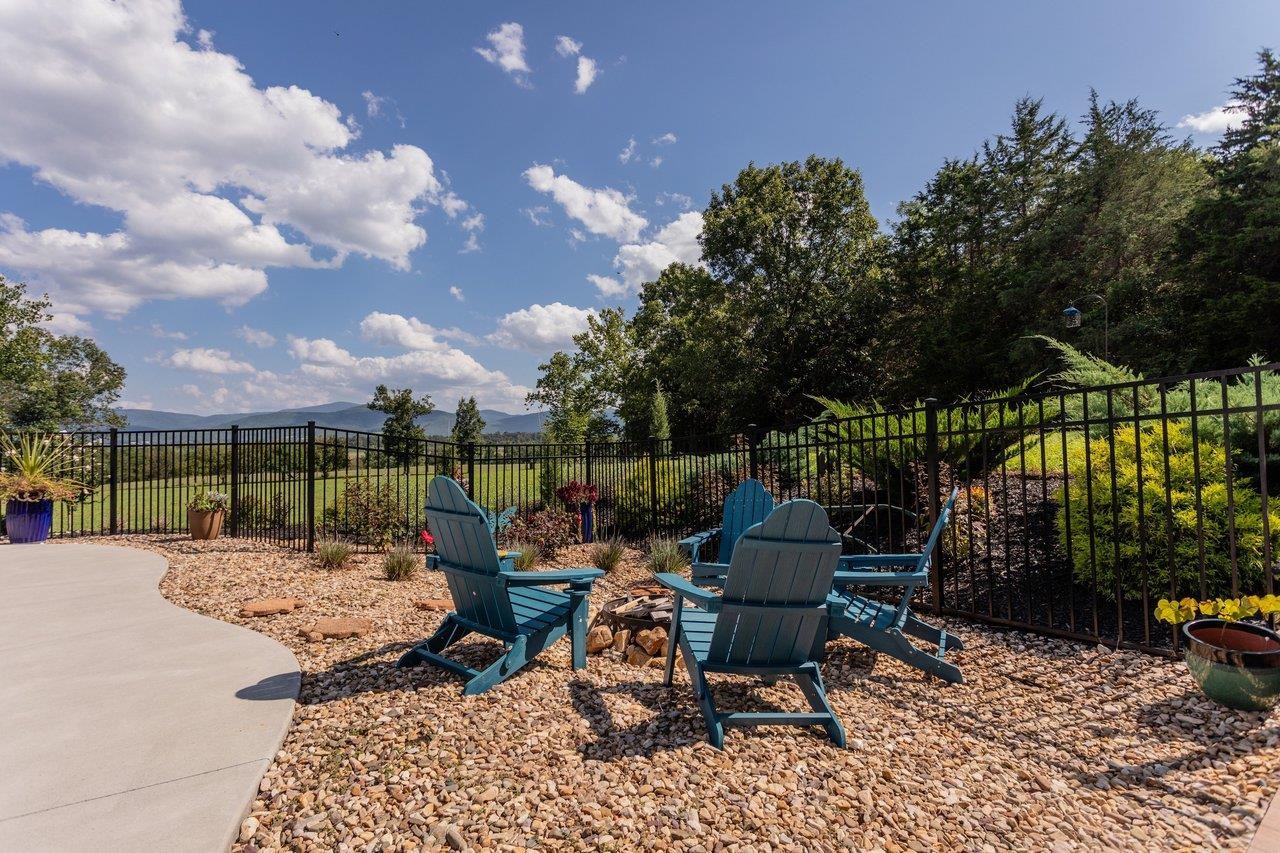 2114 MOCKINGBIRD LN