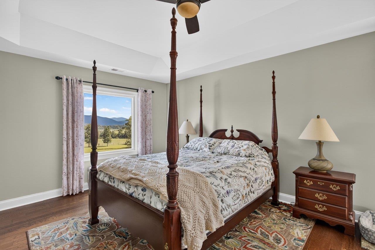 2114 MOCKINGBIRD LN