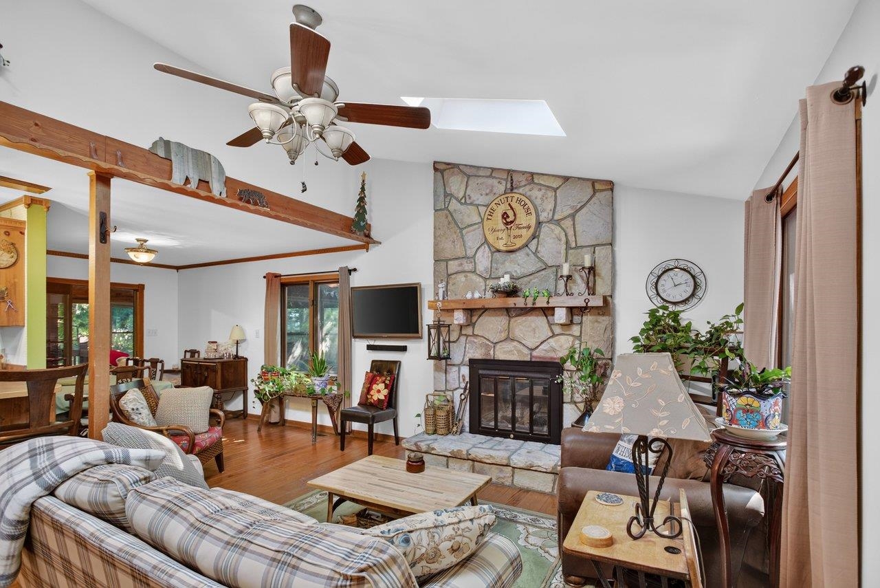 636 FLOWER DR