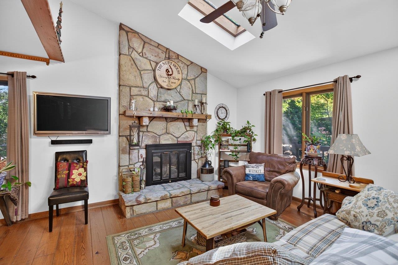 636 FLOWER DR