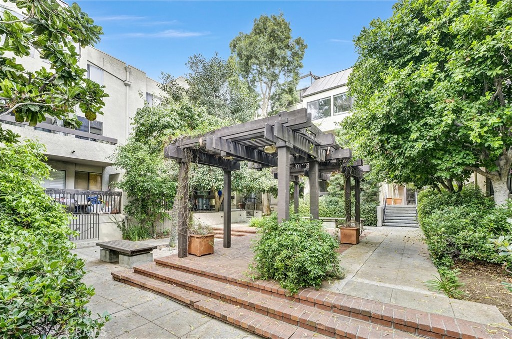 950 N Kings Road 337