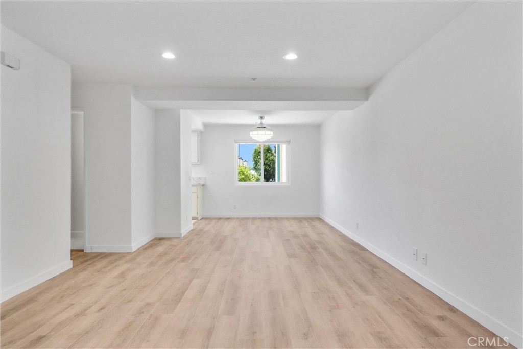 1616 S Mayflower Avenue E