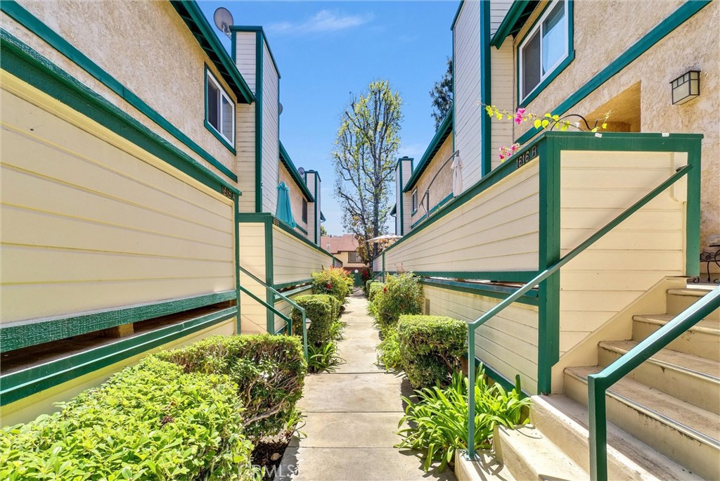 1616 S Mayflower Avenue E