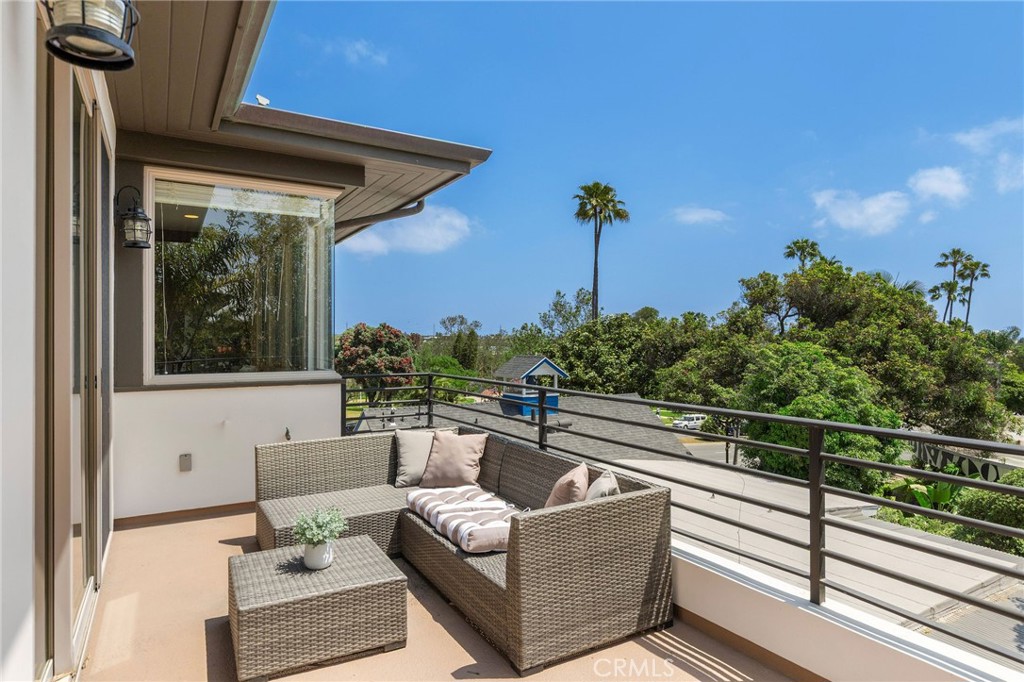 1542 Manhattan Beach Boulevard