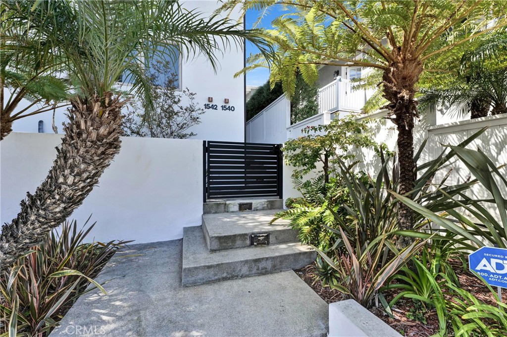 1542 Manhattan Beach Boulevard