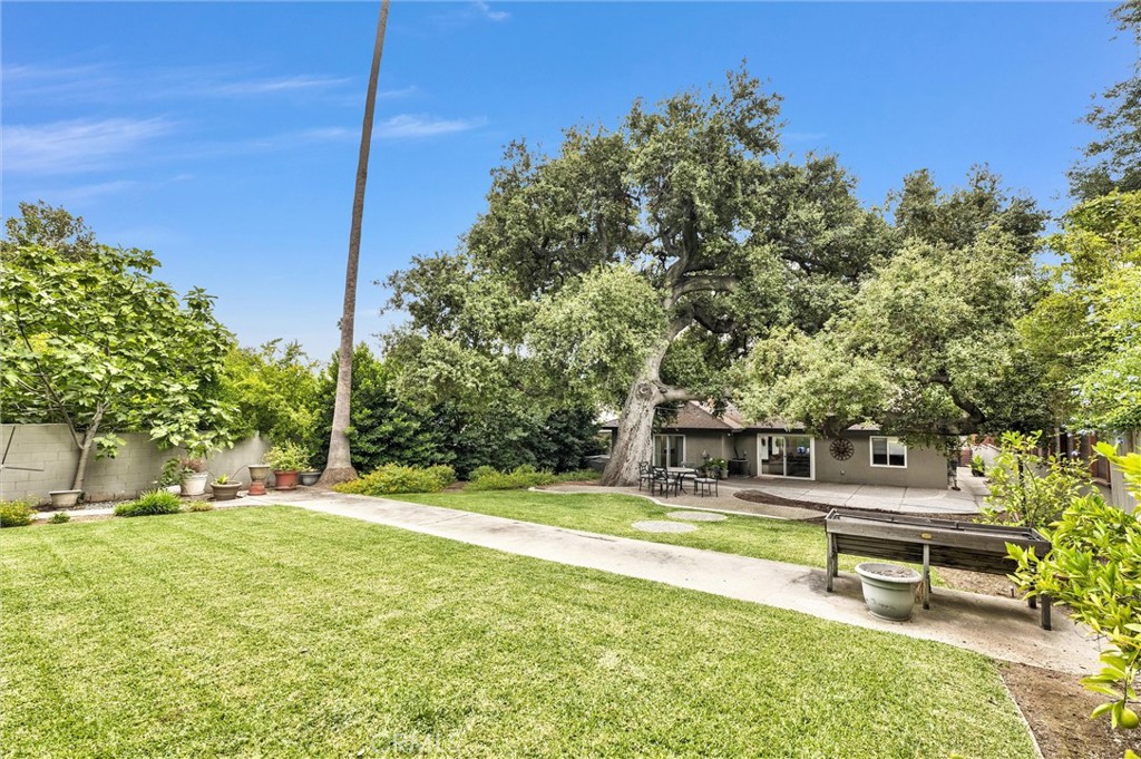 407 W Orange Grove Avenue