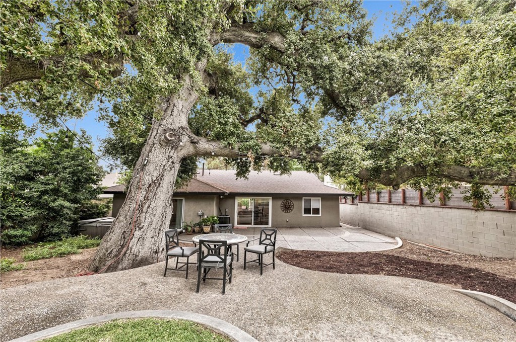 407 W Orange Grove Avenue