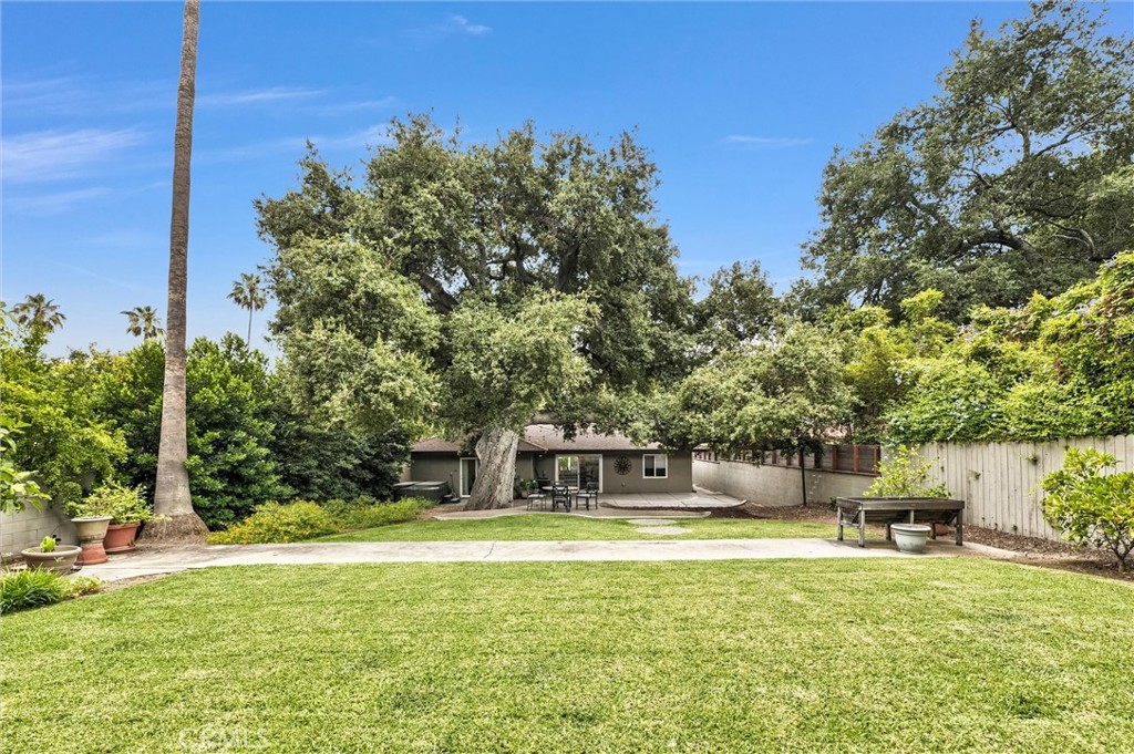 407 W Orange Grove Avenue