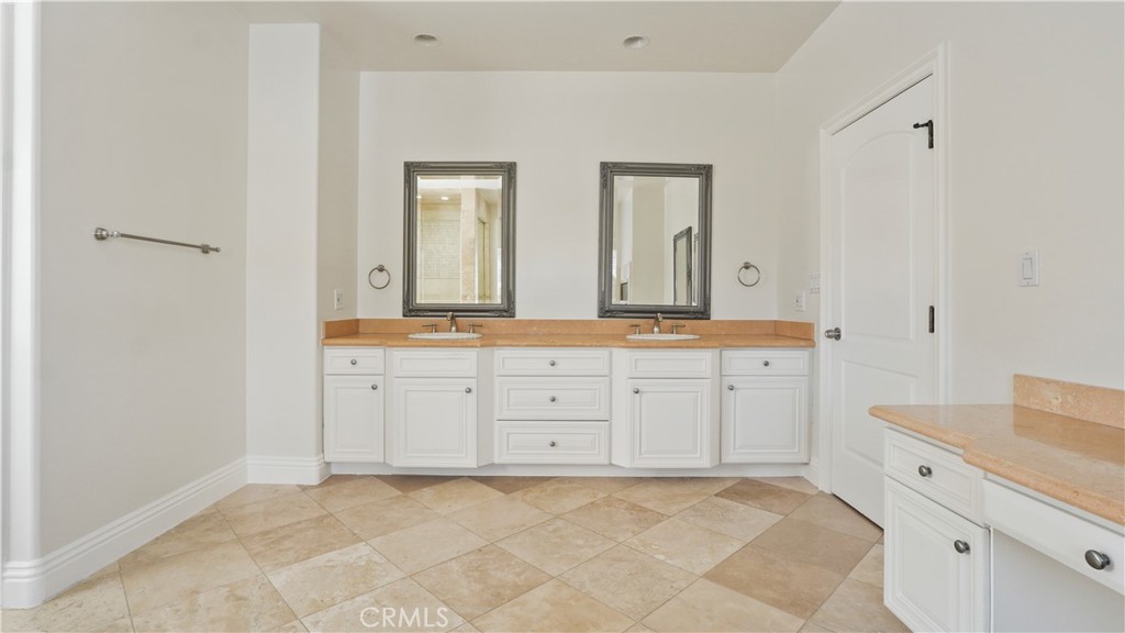5128 Avenida Hacienda