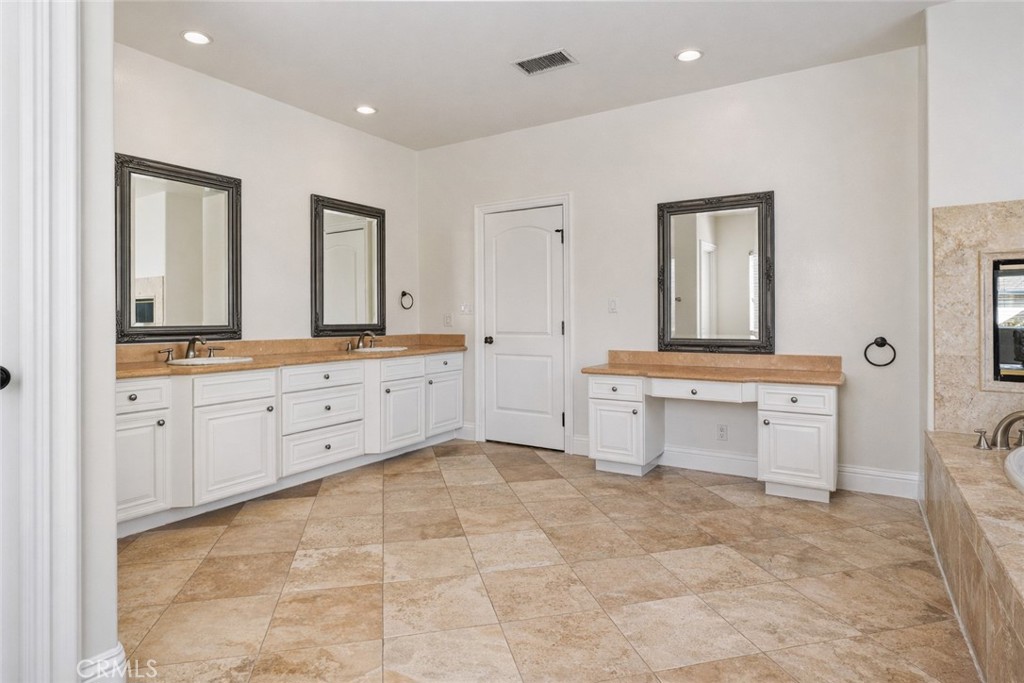 5128 Avenida Hacienda