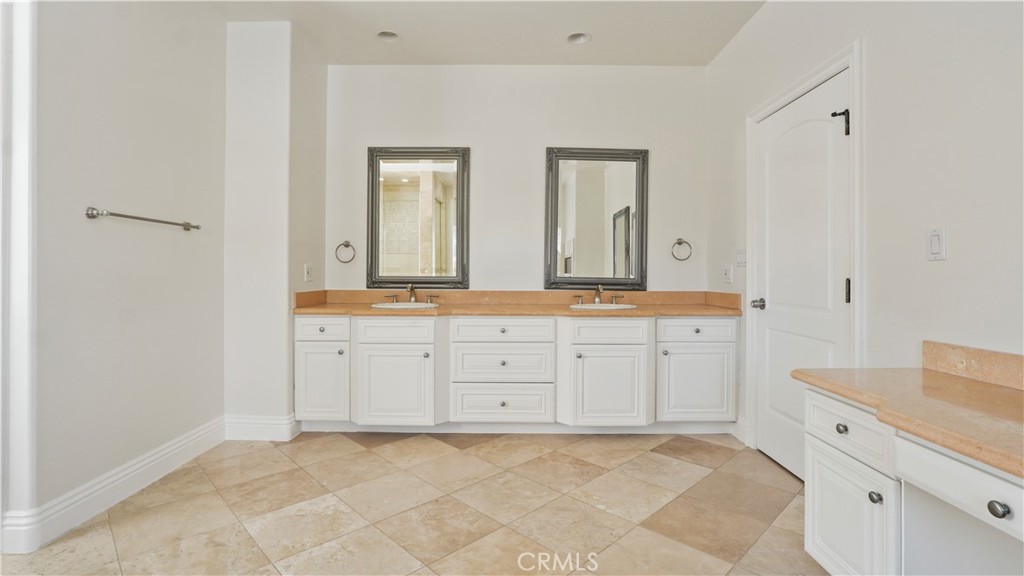 5128 Avenida Hacienda