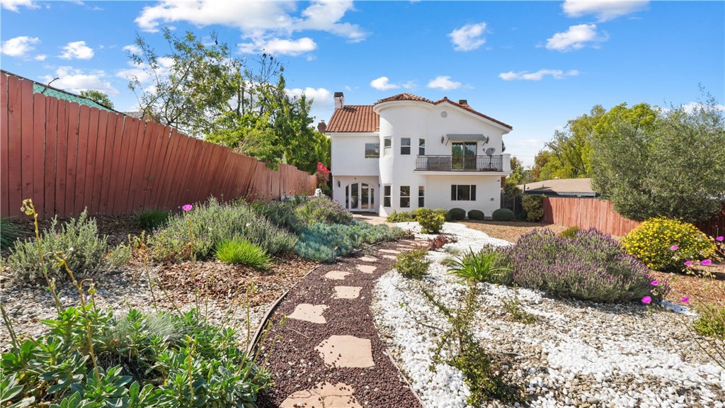 5128 Avenida Hacienda