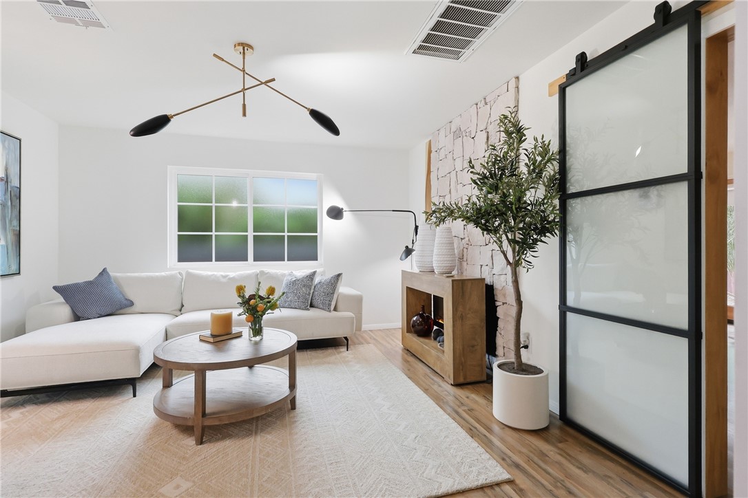 261 N Oak