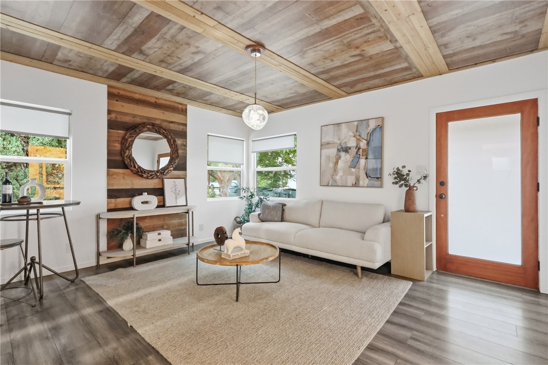 261 N Oak