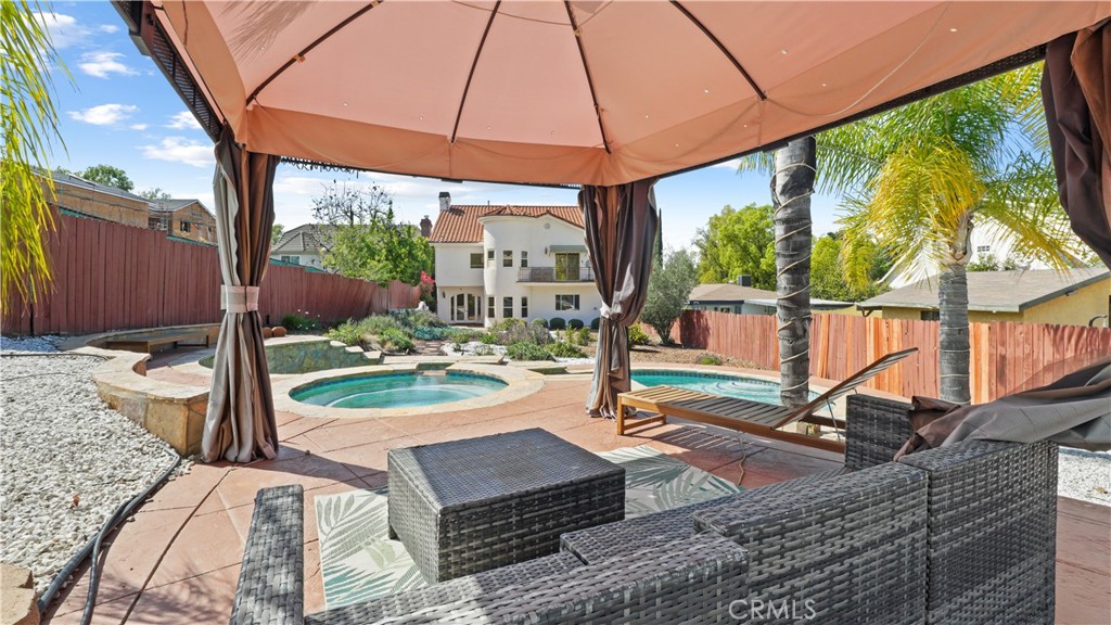 5128 Avenida Hacienda