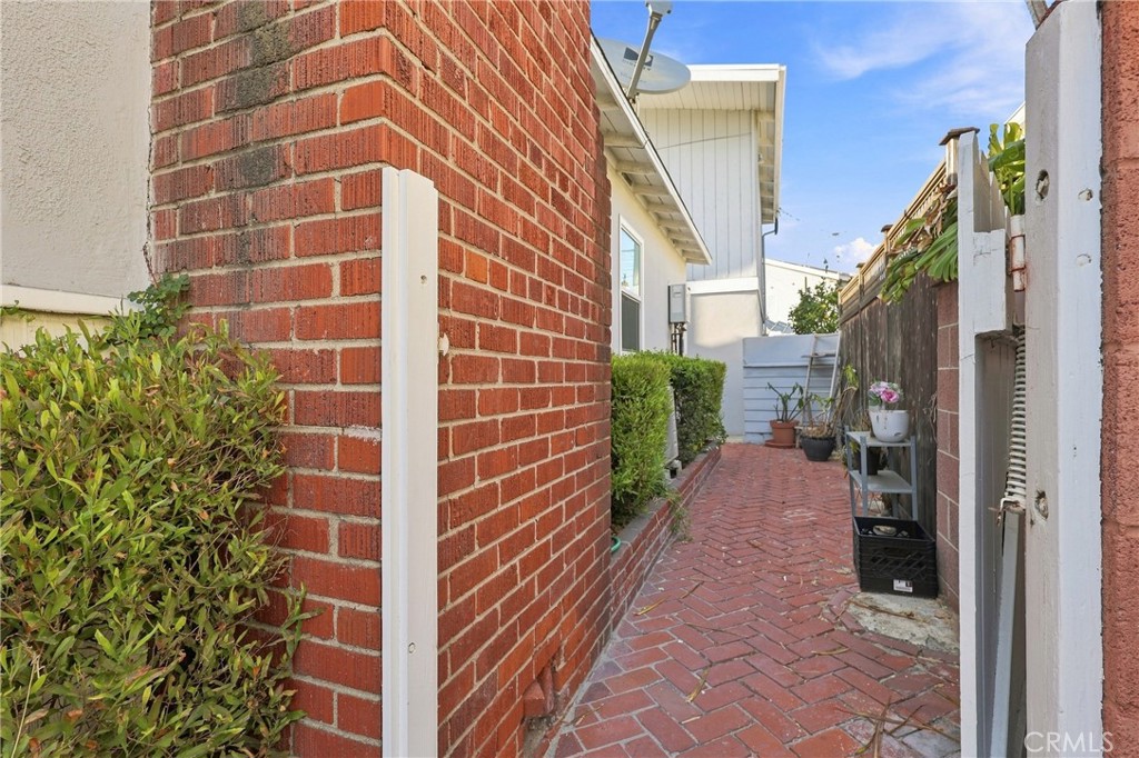 5829 E 2nd