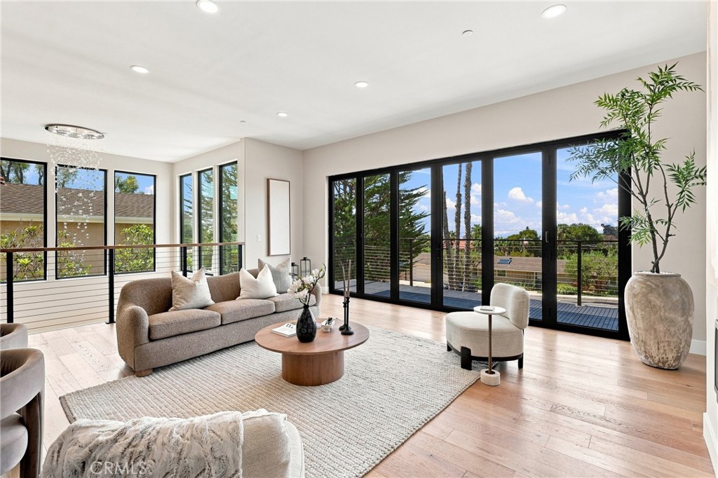 2103 Ola Vista
