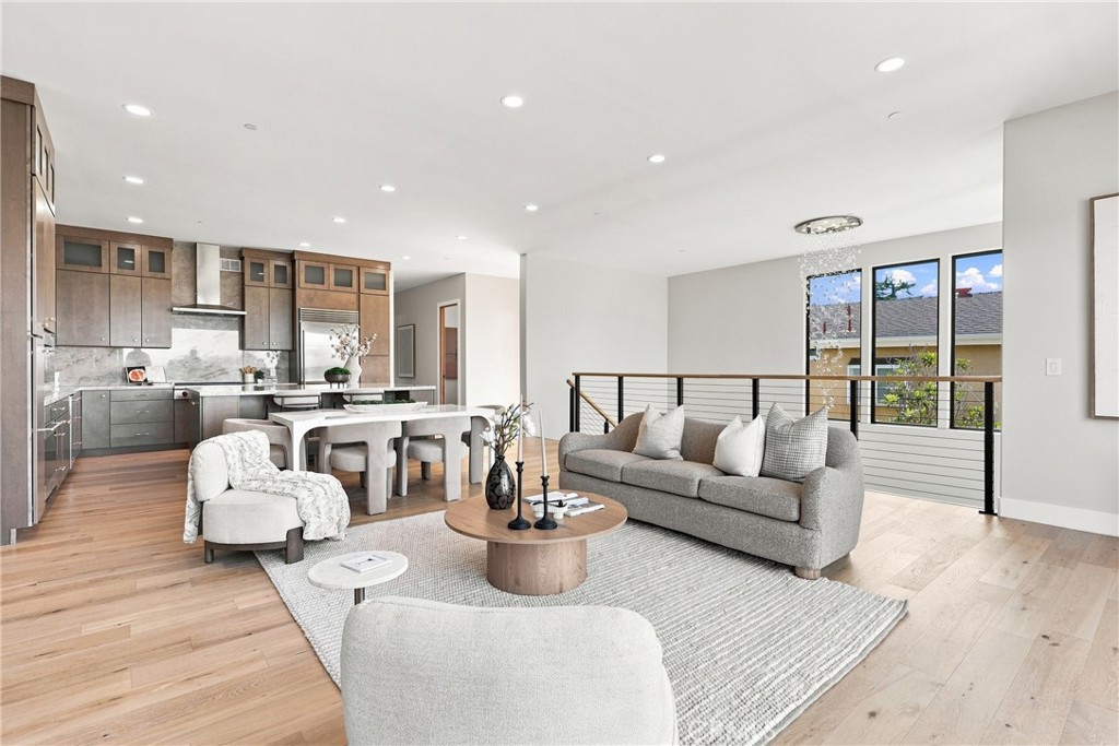 2103 Ola Vista