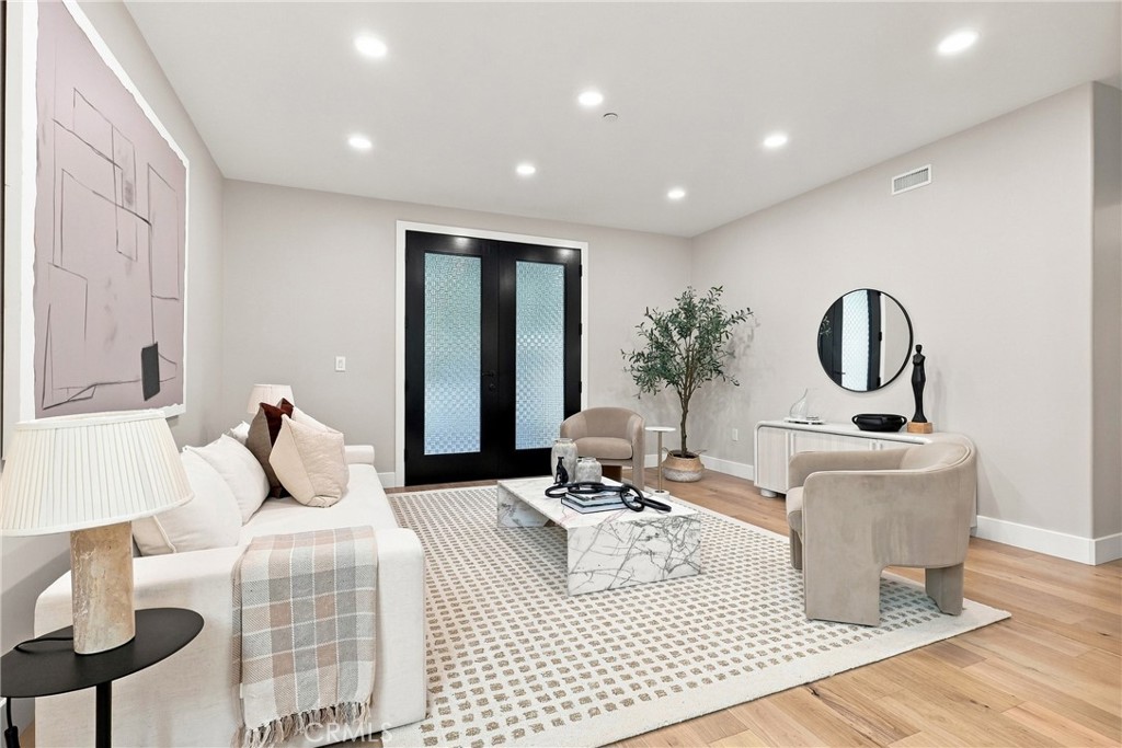 2103 Ola Vista