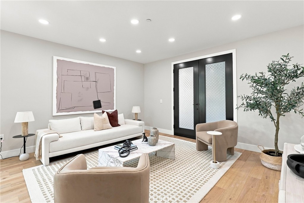 2103 Ola Vista