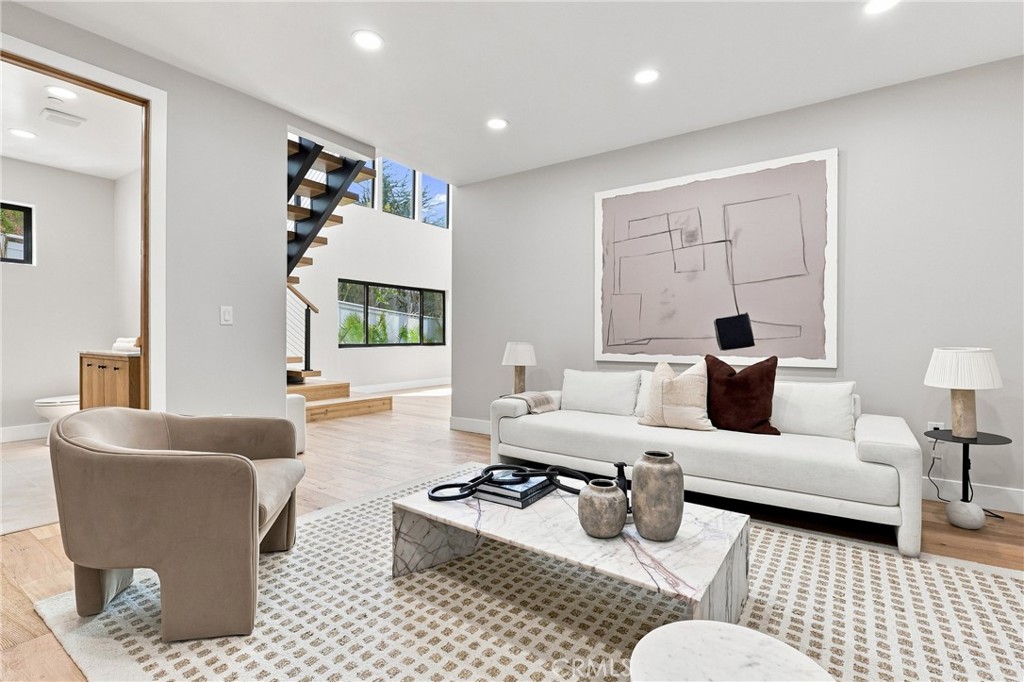 2103 Ola Vista