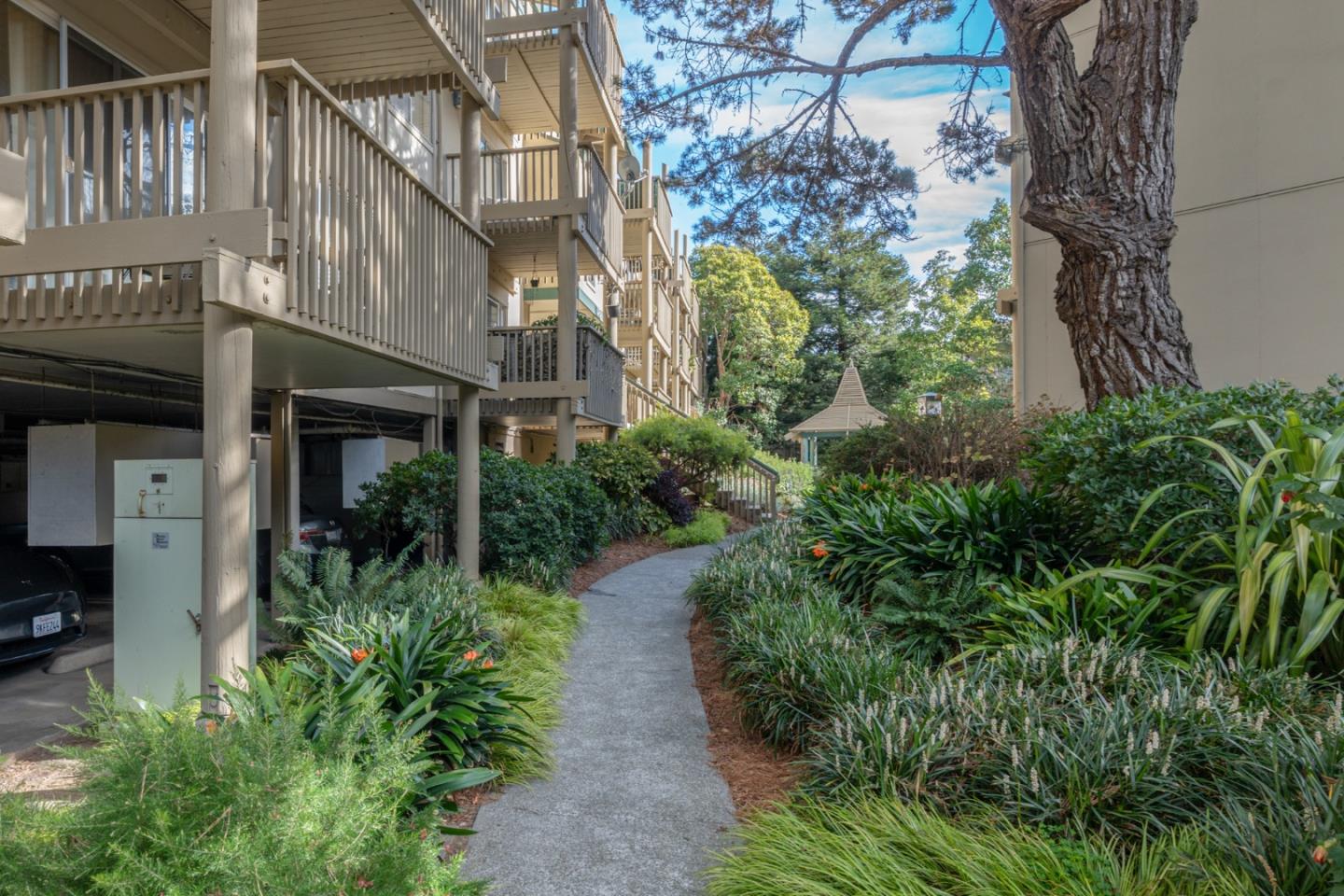 373 Half Moon LN 206