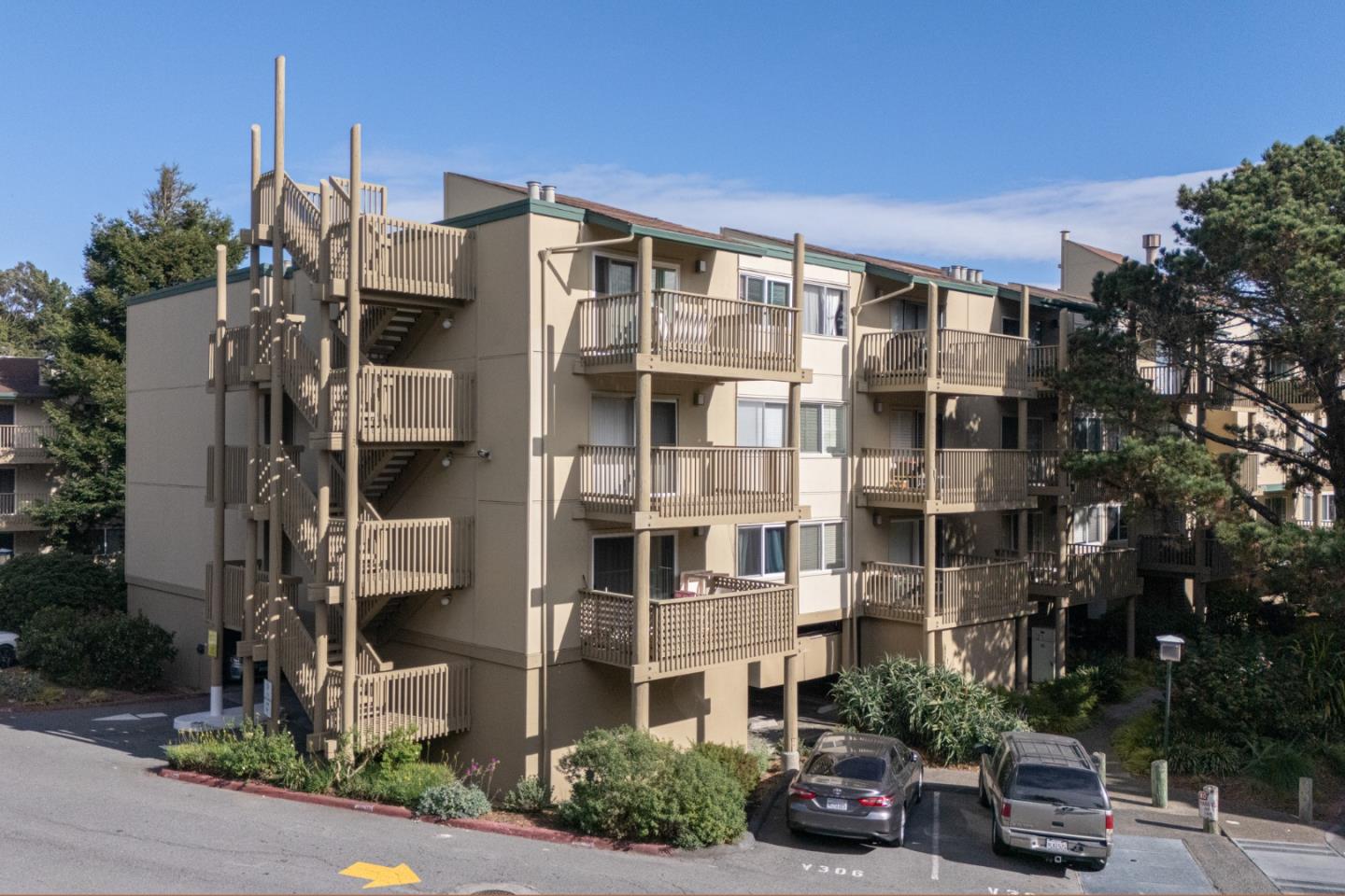 373 Half Moon LN 206