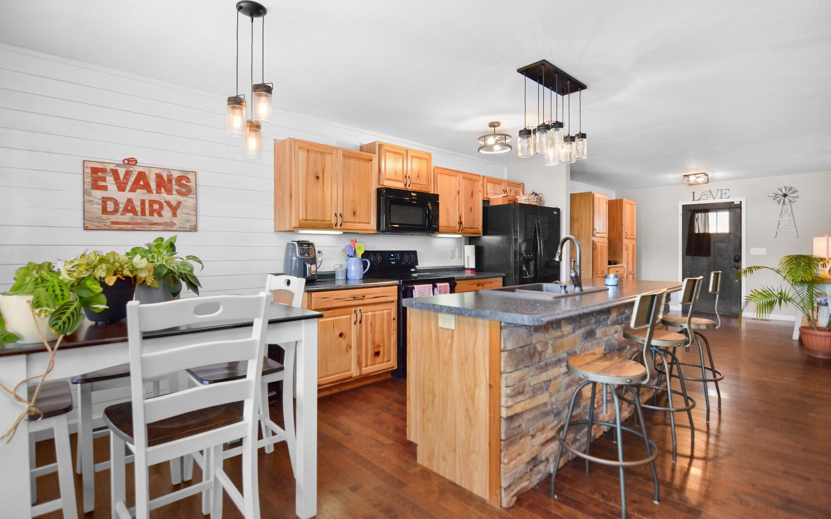 220 Ivy Ridge