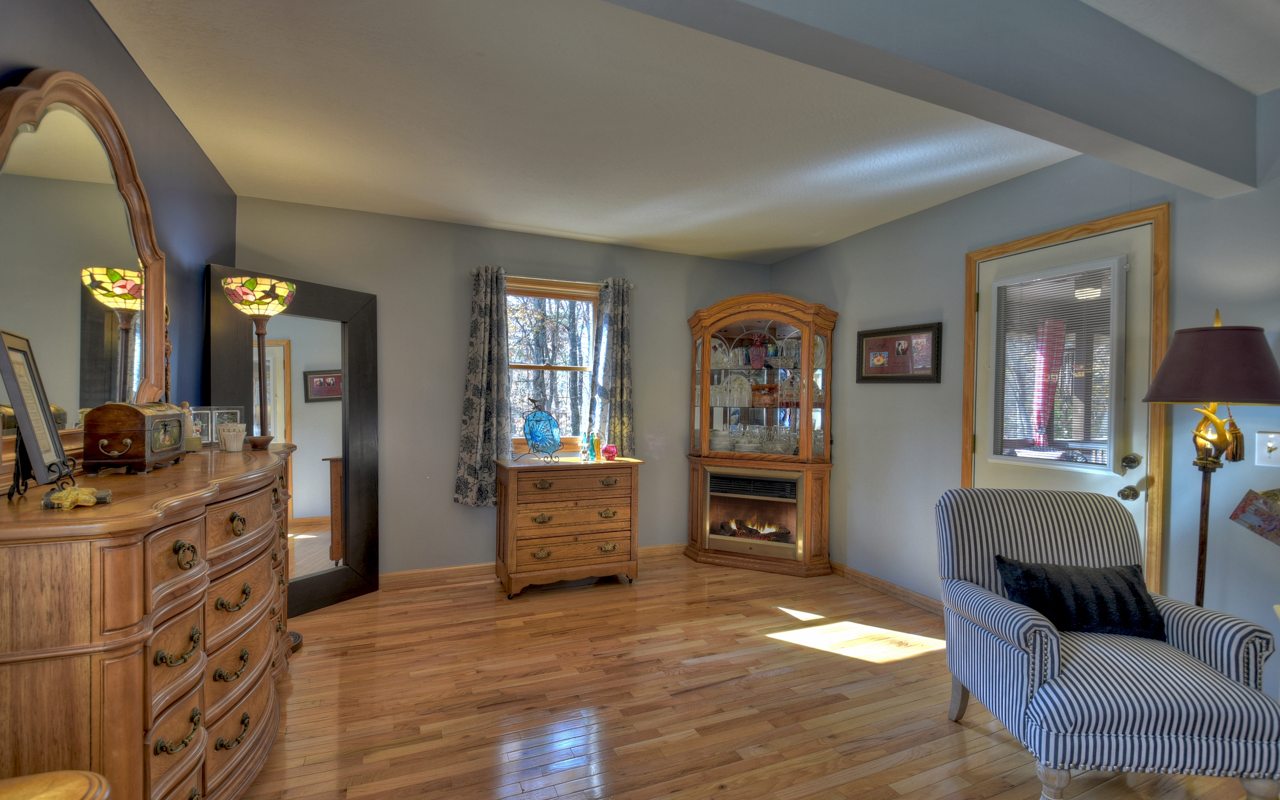 16 Glen Hollow Court