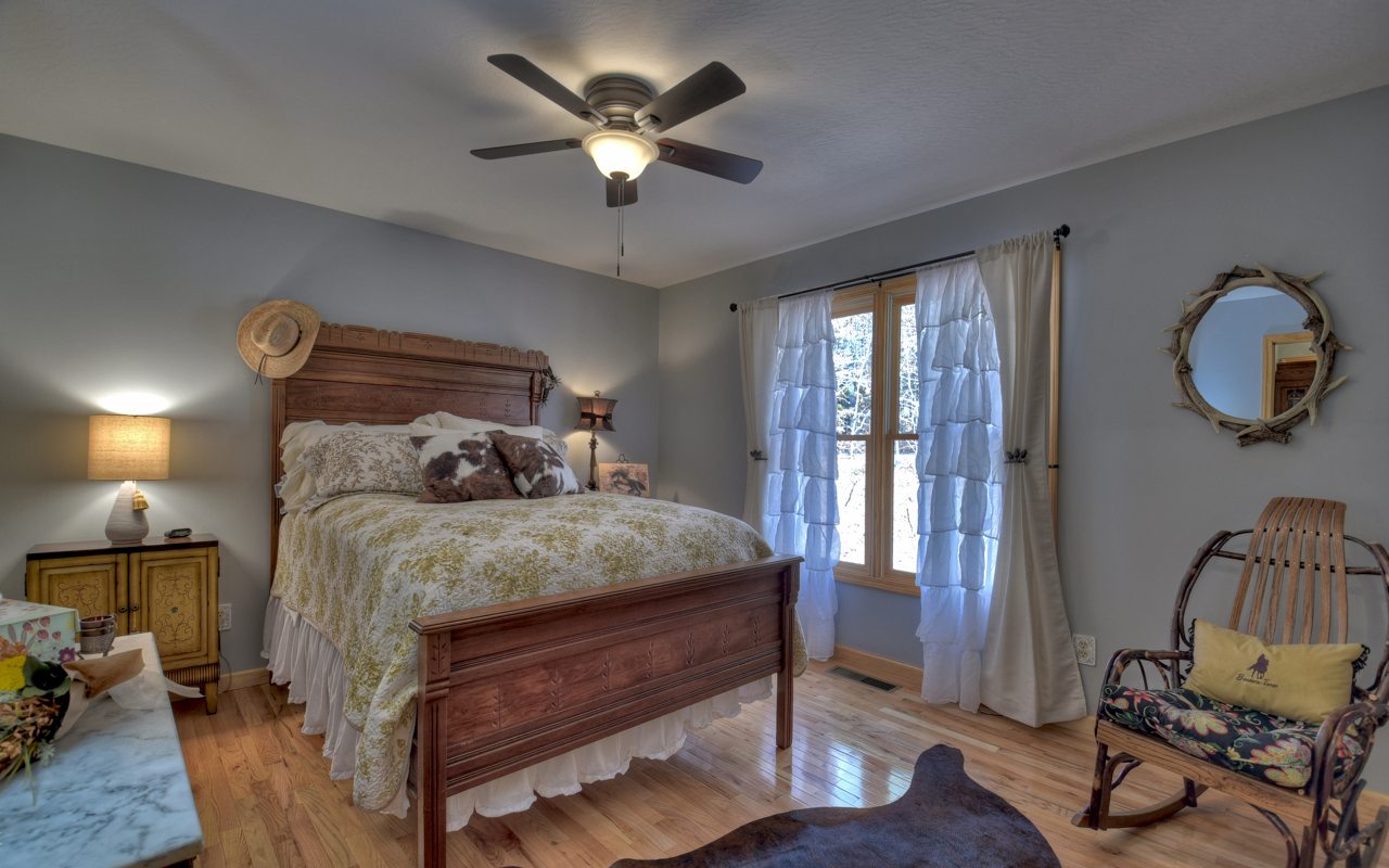 16 Glen Hollow Court