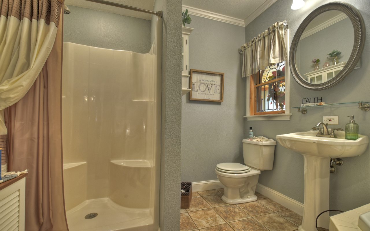 16 Glen Hollow Court