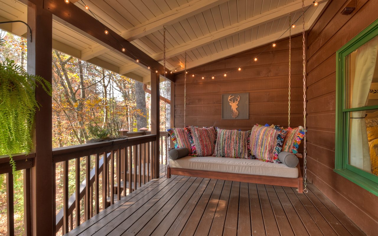 16 Glen Hollow Court