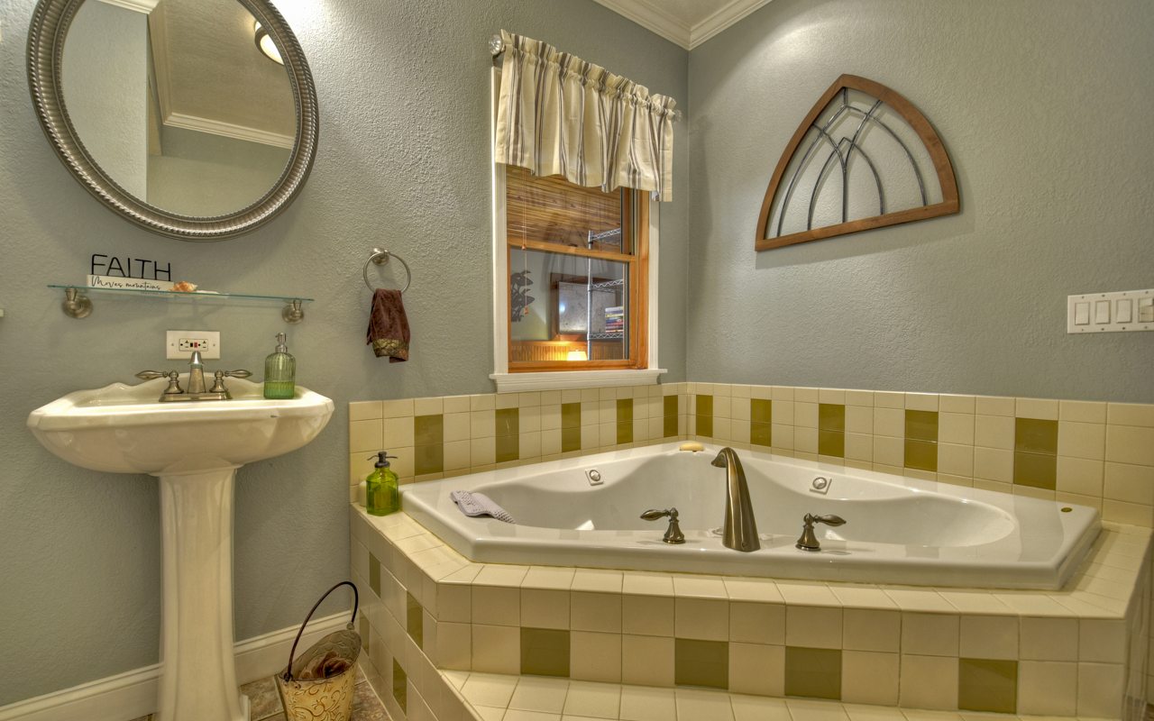 16 Glen Hollow Court