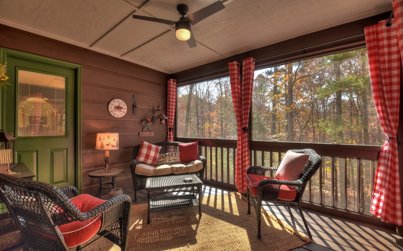 16 Glen Hollow Court