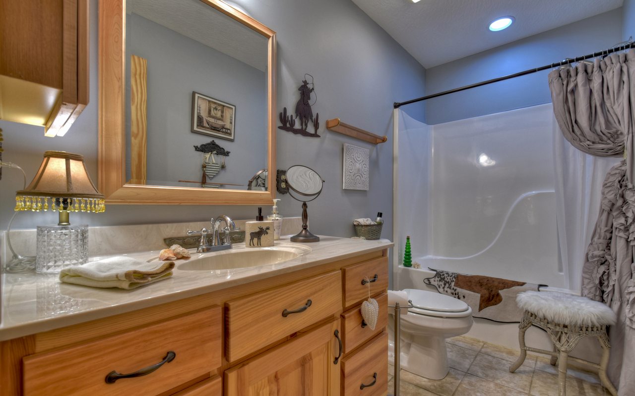 16 Glen Hollow Court