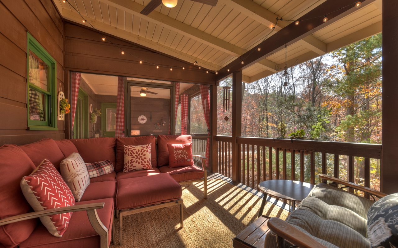 16 Glen Hollow Court