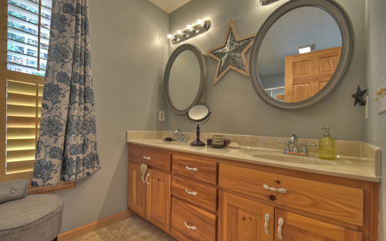 16 Glen Hollow Court