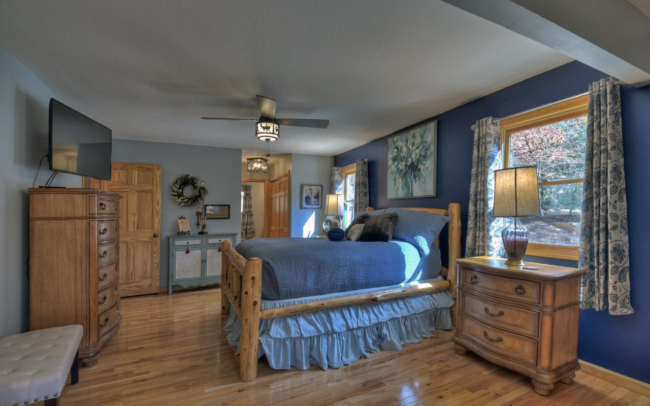 16 Glen Hollow Court