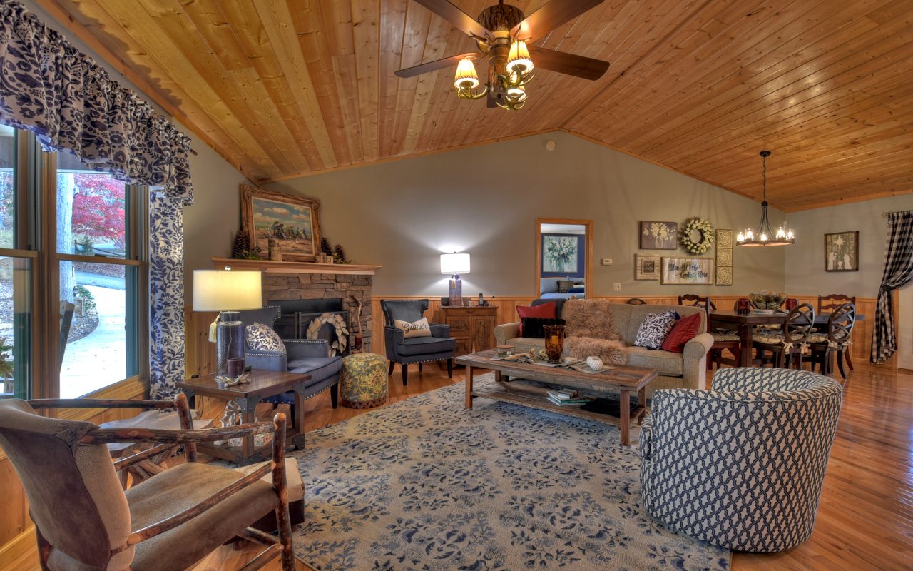 16 Glen Hollow Court